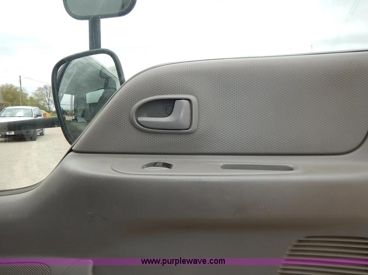 image for item J3963 2006 Ford LCF box truck