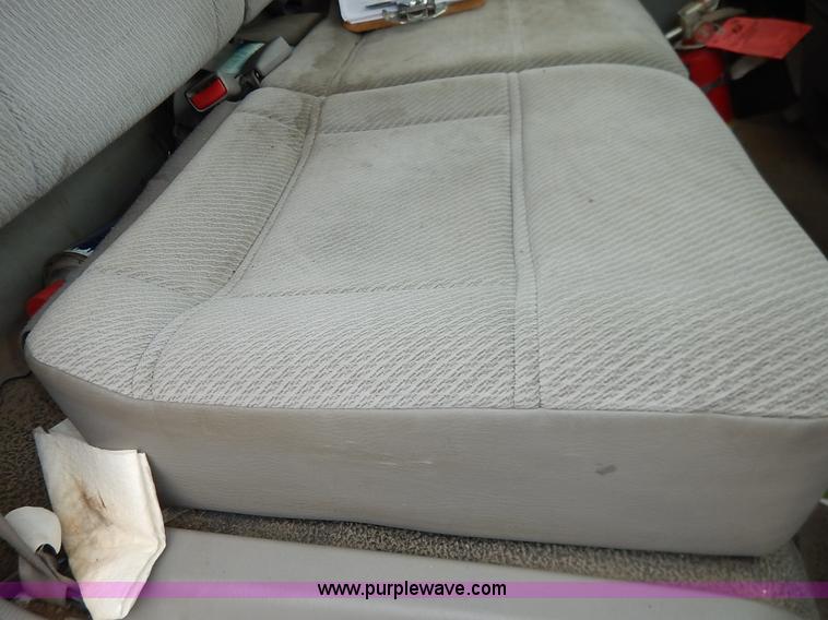 image for item J3963 2006 Ford LCF box truck