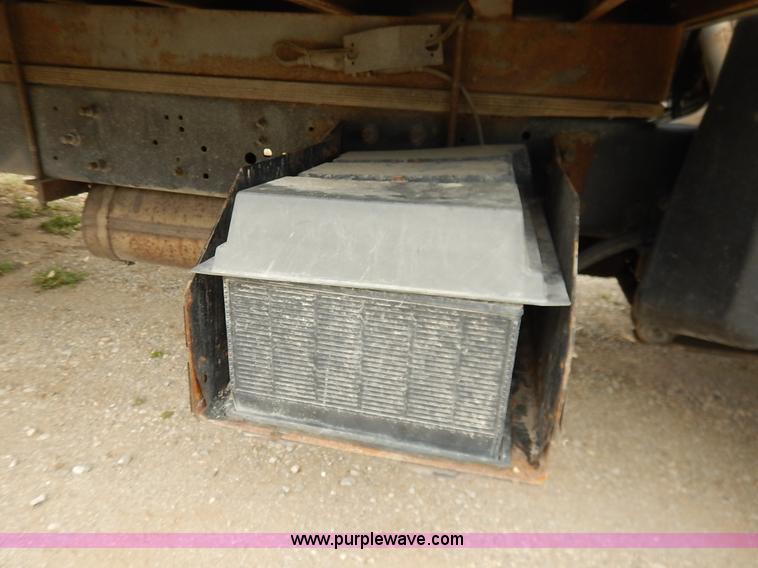 image for item J3963 2006 Ford LCF box truck