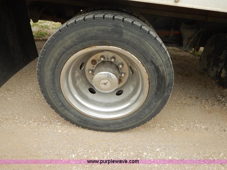 image for item J3963 2006 Ford LCF box truck