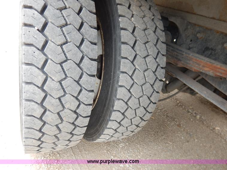 image for item J3963 2006 Ford LCF box truck