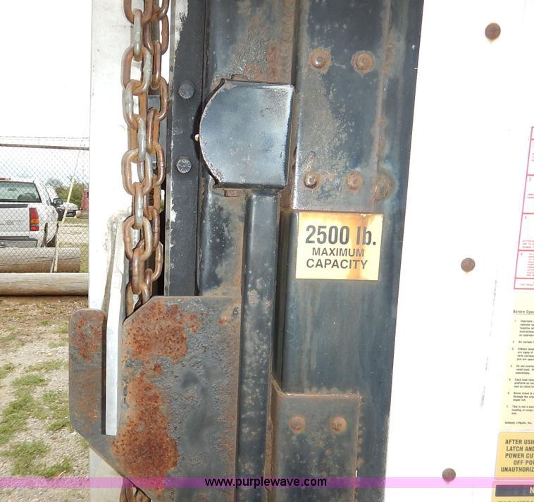 image for item J3963 2006 Ford LCF box truck