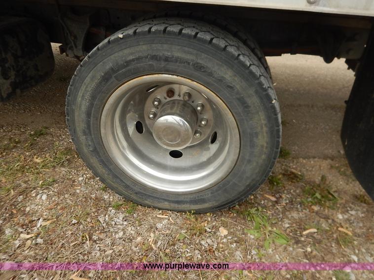 image for item J3963 2006 Ford LCF box truck