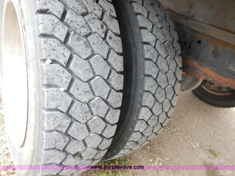 image for item J3963 2006 Ford LCF box truck