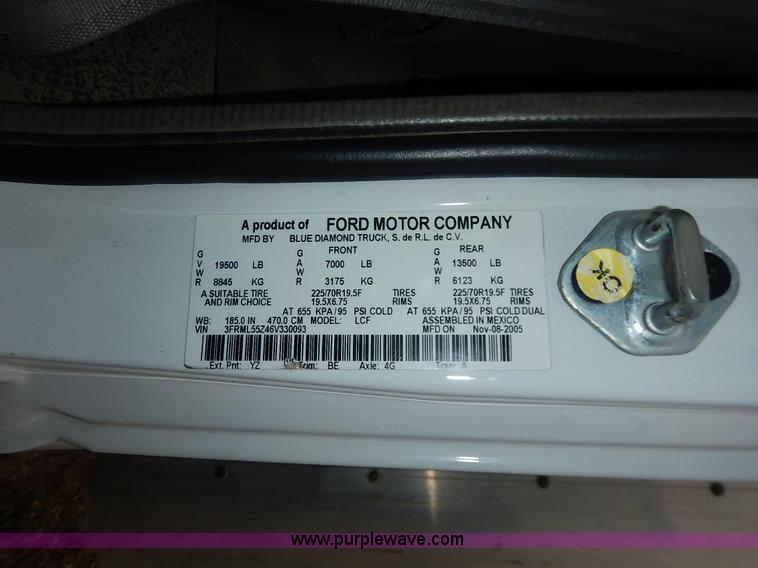 image for item J3963 2006 Ford LCF box truck