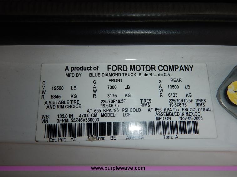 image for item J3963 2006 Ford LCF box truck