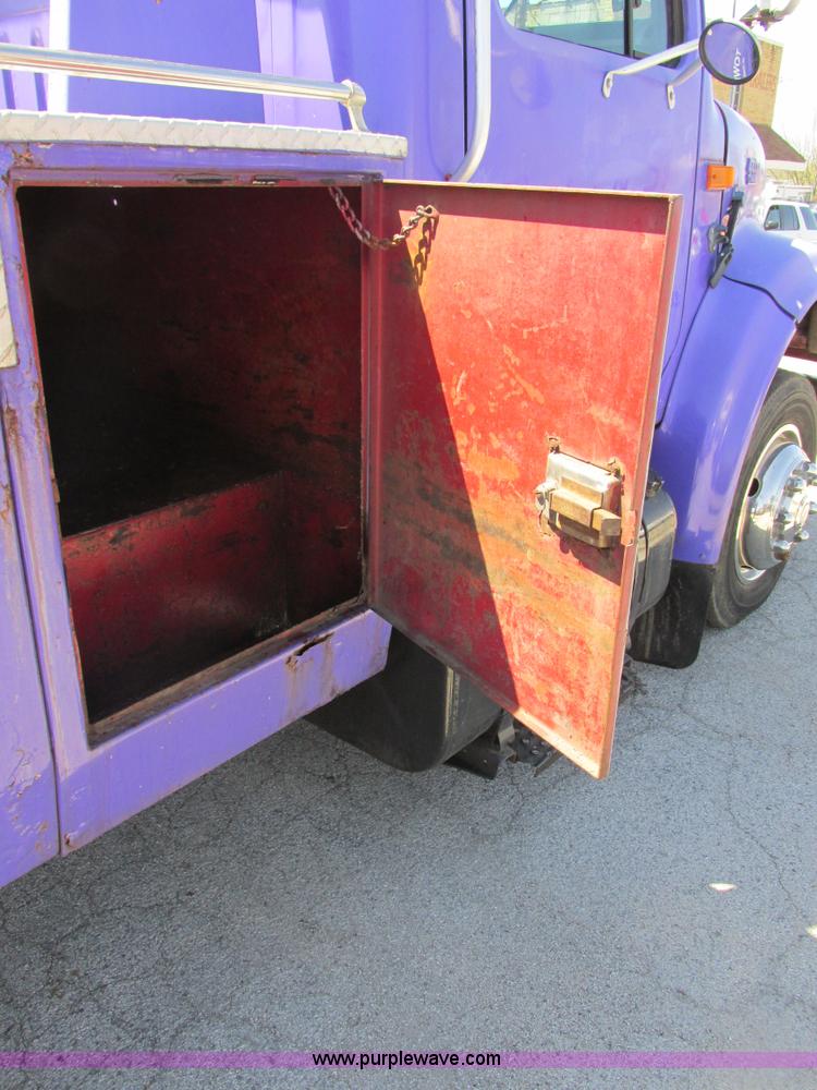 image for item K5010 1996 International 4700 tow truck