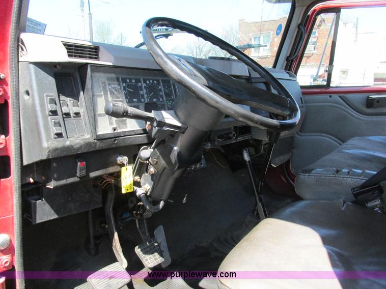 image for item K5010 1996 International 4700 tow truck