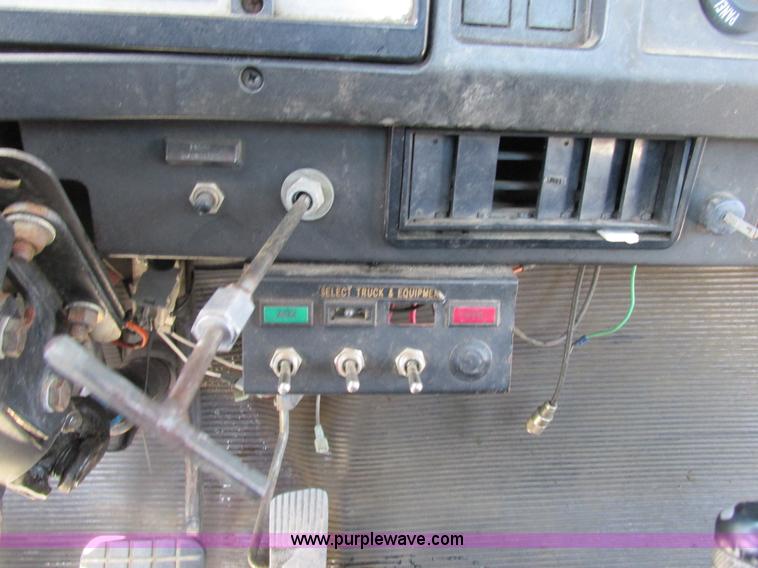 image for item K5010 1996 International 4700 tow truck