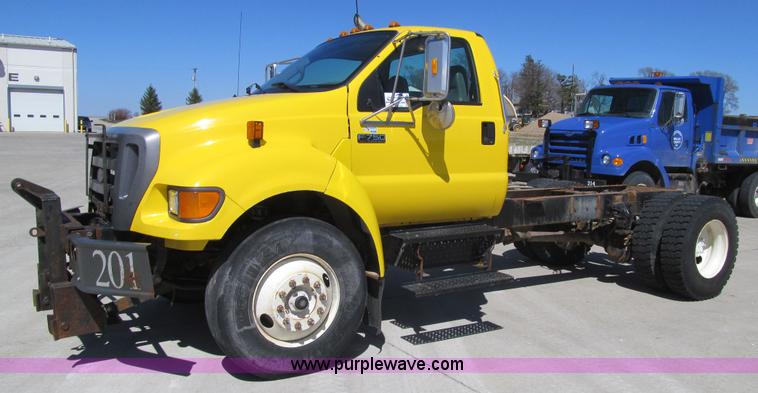 image for item K5558 2007 Ford F750 Super Duty truck cab and chassis