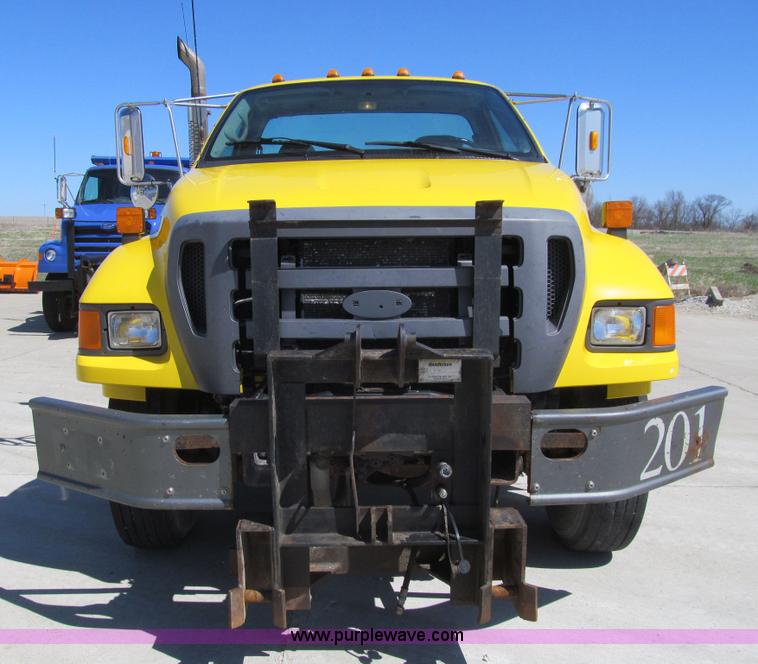 image for item K5558 2007 Ford F750 Super Duty truck cab and chassis