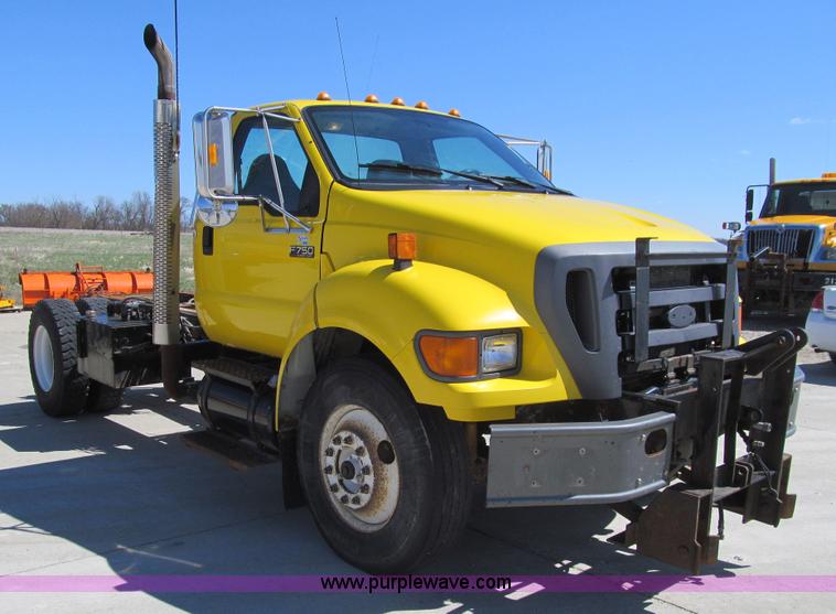 image for item K5558 2007 Ford F750 Super Duty truck cab and chassis