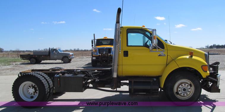 image for item K5558 2007 Ford F750 Super Duty truck cab and chassis