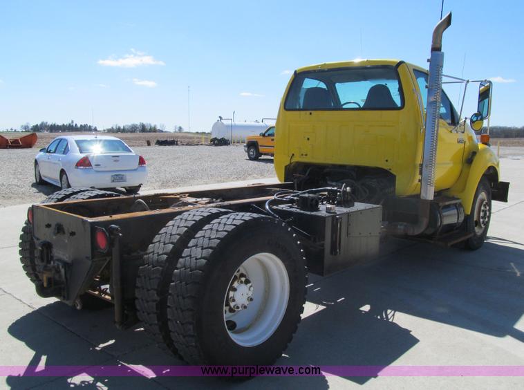 image for item K5558 2007 Ford F750 Super Duty truck cab and chassis