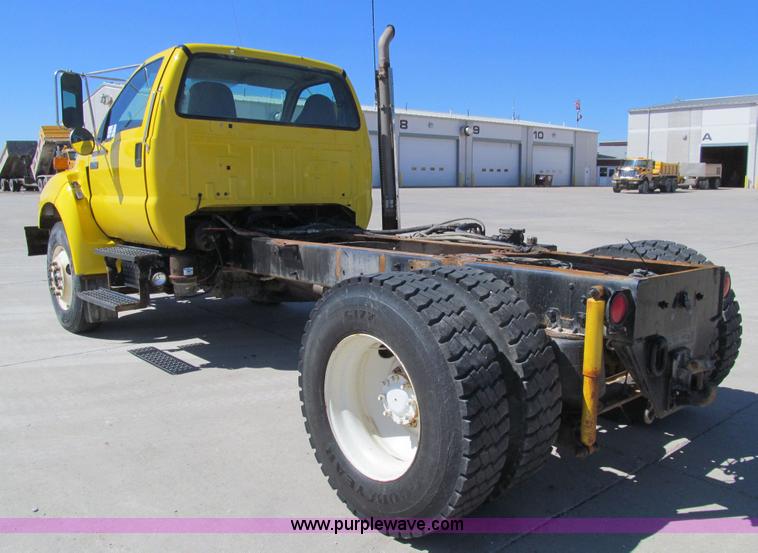 image for item K5558 2007 Ford F750 Super Duty truck cab and chassis