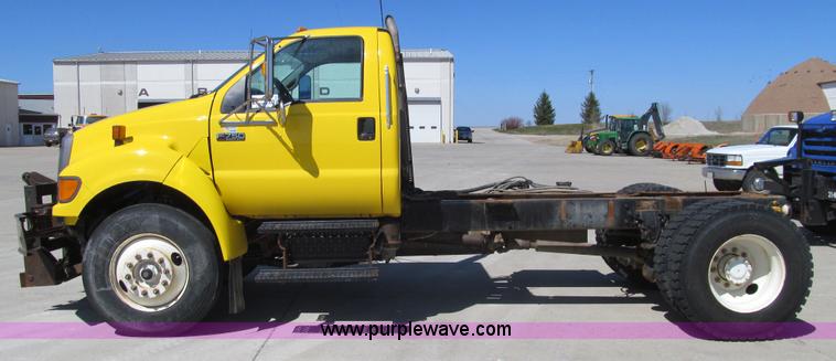 image for item K5558 2007 Ford F750 Super Duty truck cab and chassis