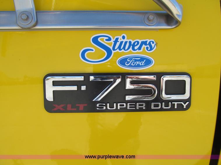 image for item K5558 2007 Ford F750 Super Duty truck cab and chassis