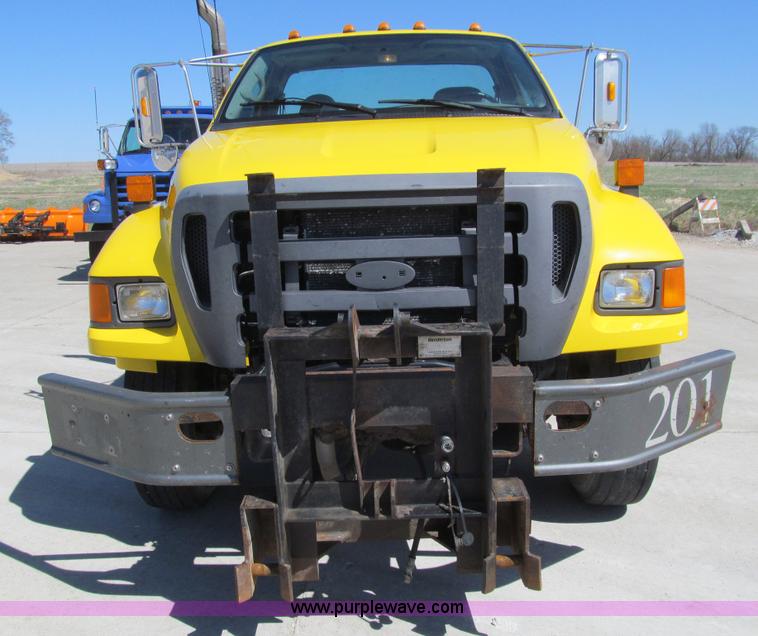 image for item K5558 2007 Ford F750 Super Duty truck cab and chassis