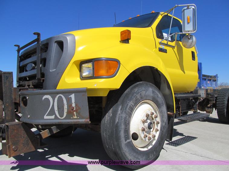 image for item K5558 2007 Ford F750 Super Duty truck cab and chassis