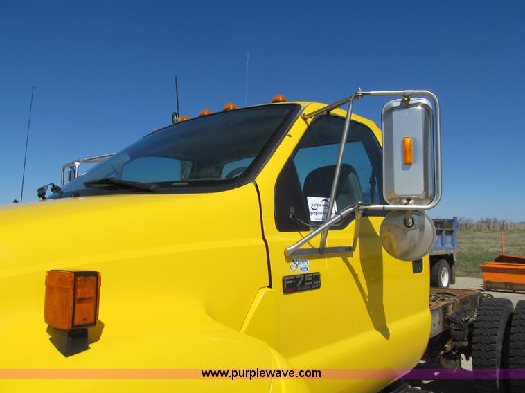 image for item K5558 2007 Ford F750 Super Duty truck cab and chassis
