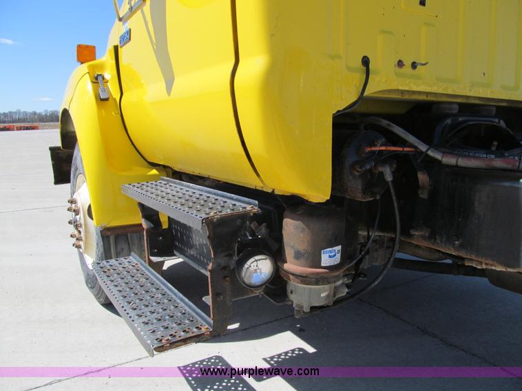 image for item K5558 2007 Ford F750 Super Duty truck cab and chassis