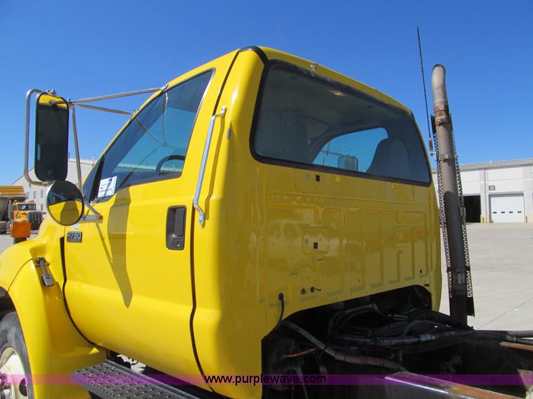 image for item K5558 2007 Ford F750 Super Duty truck cab and chassis