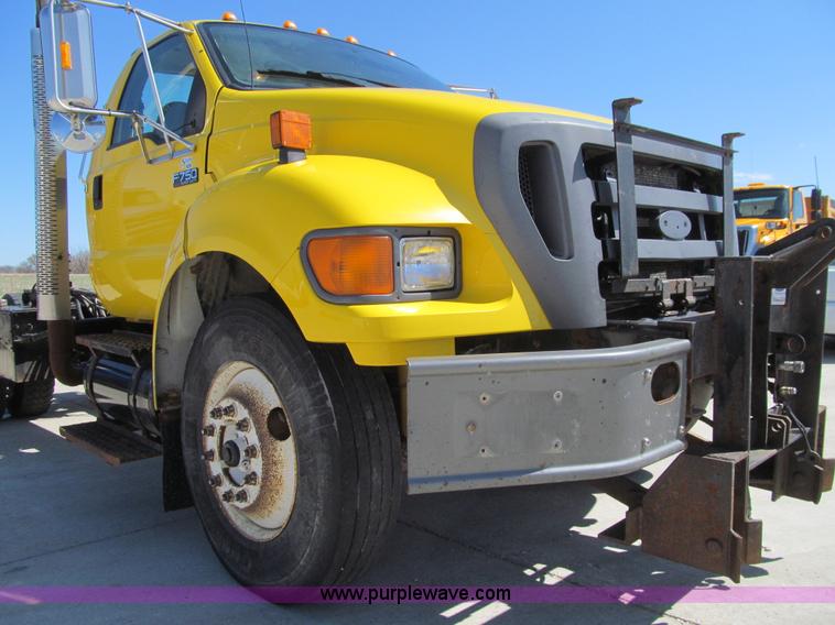 image for item K5558 2007 Ford F750 Super Duty truck cab and chassis