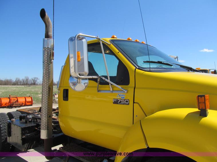 image for item K5558 2007 Ford F750 Super Duty truck cab and chassis
