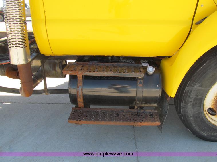 image for item K5558 2007 Ford F750 Super Duty truck cab and chassis