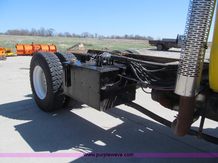 image for item K5558 2007 Ford F750 Super Duty truck cab and chassis