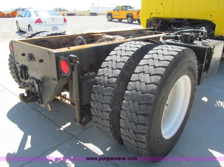 image for item K5558 2007 Ford F750 Super Duty truck cab and chassis