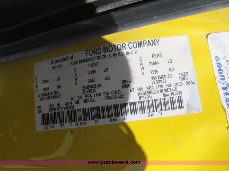 image for item K5558 2007 Ford F750 Super Duty truck cab and chassis