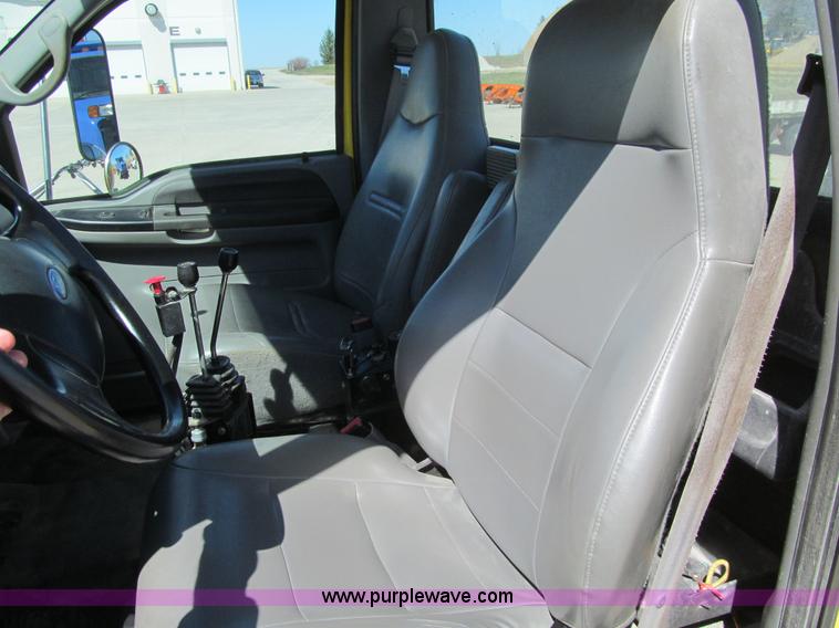 image for item K5558 2007 Ford F750 Super Duty truck cab and chassis