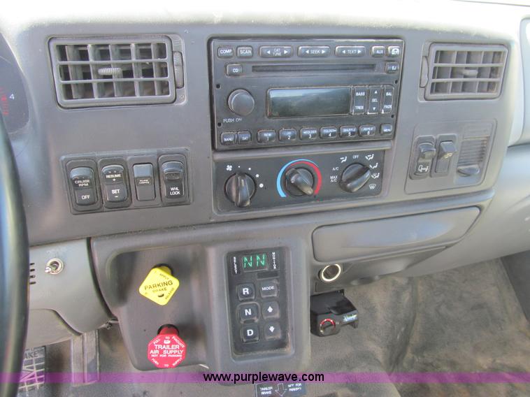 image for item K5558 2007 Ford F750 Super Duty truck cab and chassis