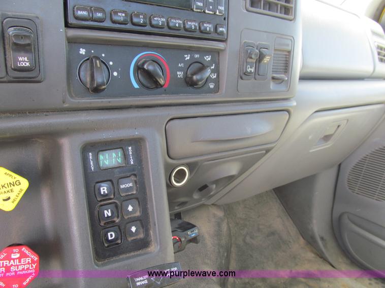 image for item K5558 2007 Ford F750 Super Duty truck cab and chassis