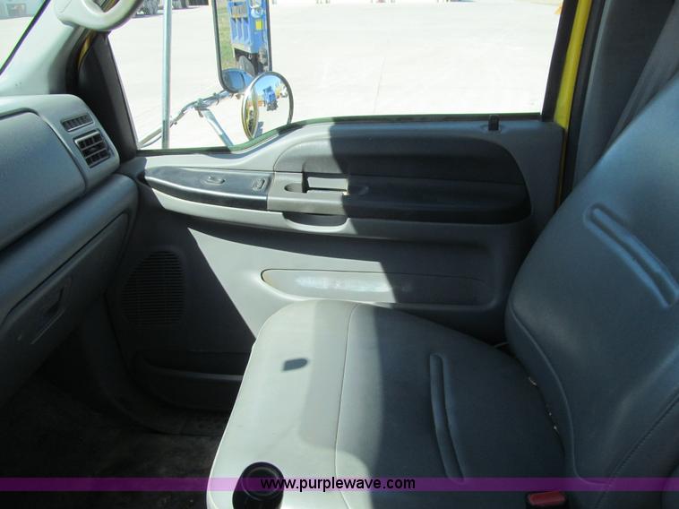 image for item K5558 2007 Ford F750 Super Duty truck cab and chassis