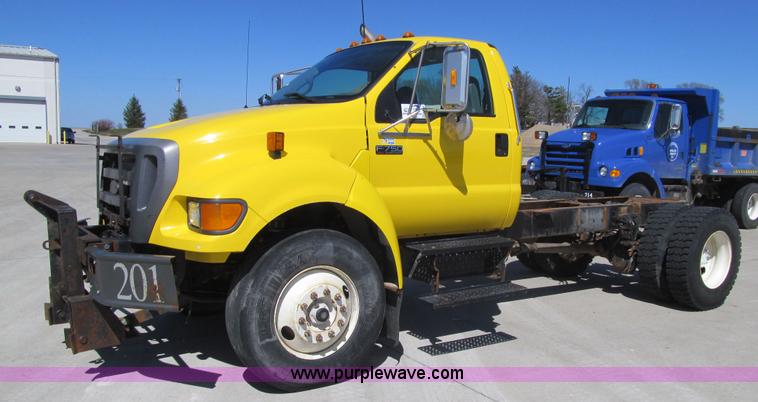 image for item K5558 2007 Ford F750 Super Duty truck cab and chassis