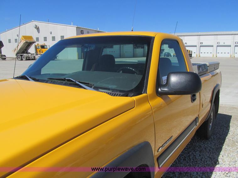 image for item K5559 2003 Chevrolet Silverado 2500HD LS pickup truck