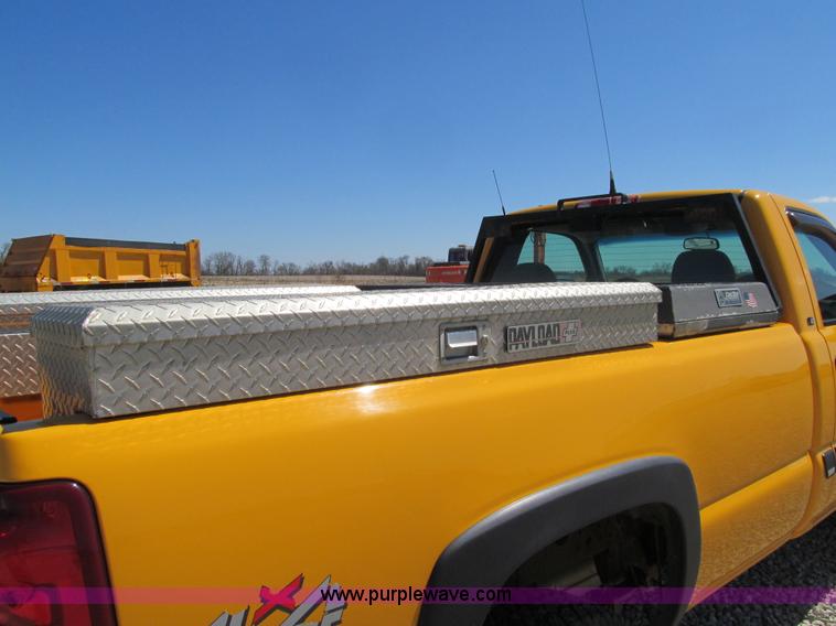 image for item K5559 2003 Chevrolet Silverado 2500HD LS pickup truck