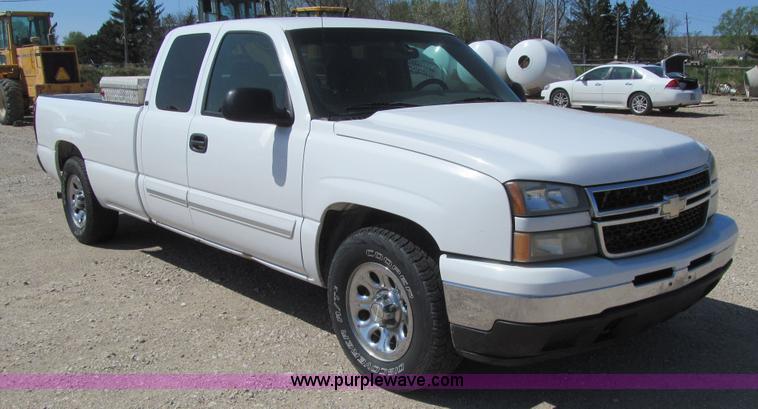 image for item K5621 2006 Chevrolet Silverado 1500 LT Ext. Cab pickup truck