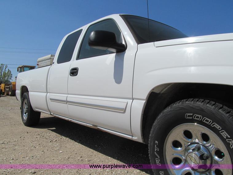 image for item K5621 2006 Chevrolet Silverado 1500 LT Ext. Cab pickup truck
