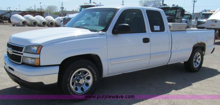 image for item K5621 2006 Chevrolet Silverado 1500 LT Ext. Cab pickup truck