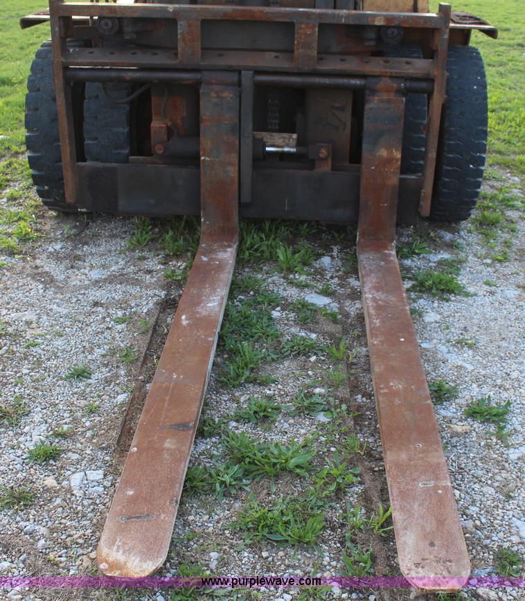 image for item K6812 Caterpillar V200B forklift