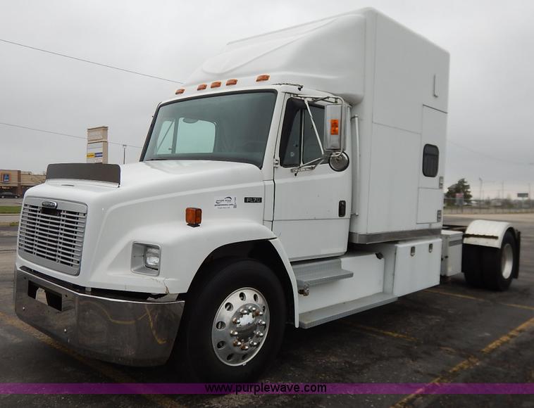 image for item K7392 2000 Freightliner FL70 semi truck