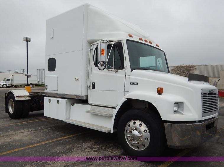 image for item K7392 2000 Freightliner FL70 semi truck
