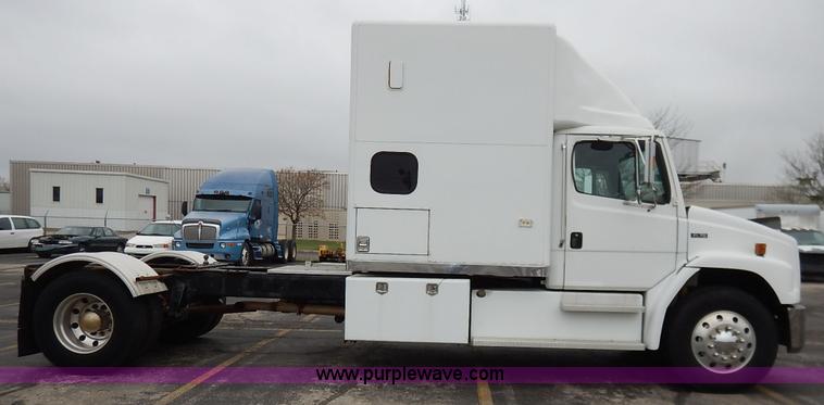 image for item K7392 2000 Freightliner FL70 semi truck