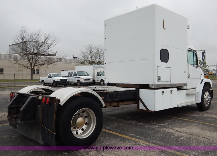 image for item K7392 2000 Freightliner FL70 semi truck