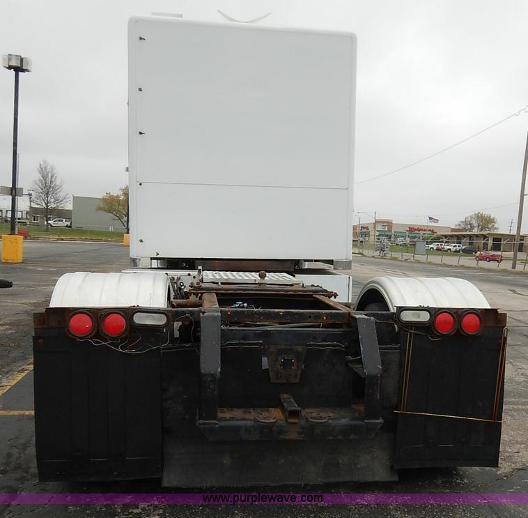 image for item K7392 2000 Freightliner FL70 semi truck