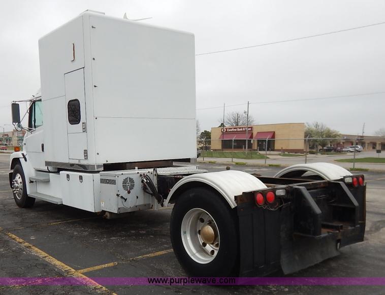 image for item K7392 2000 Freightliner FL70 semi truck