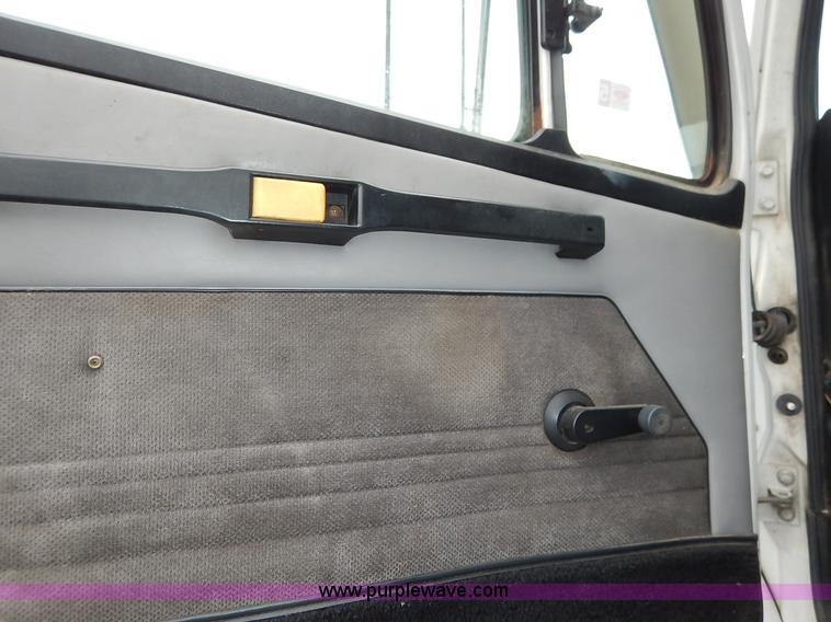 image for item K7392 2000 Freightliner FL70 semi truck